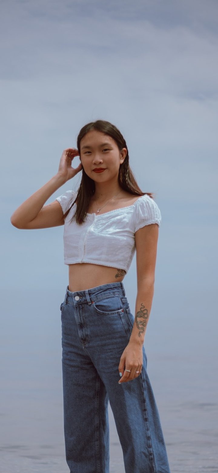 七彩语文 App 字词小测结果页，顶部是分数与用时，下方用红绿两色标出答对和答错的题目